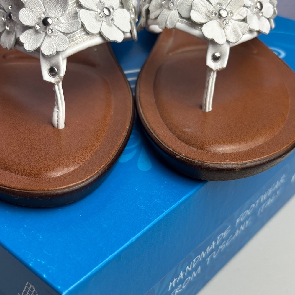 Chantol sandals from Italian Shoemakers
White Floral Thong Sandals - Picture 5 of 13